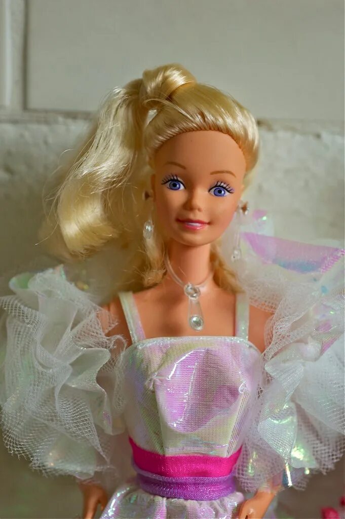 Старые куклы барби. Barbie 1983. Барби Швейцария 1983. Самые старые куклы Барби.