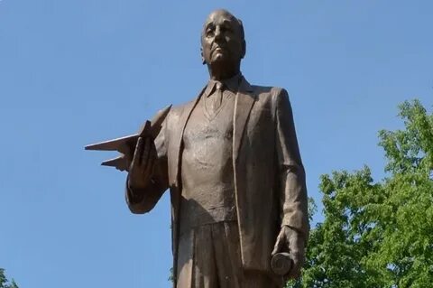 Памятник туполеву