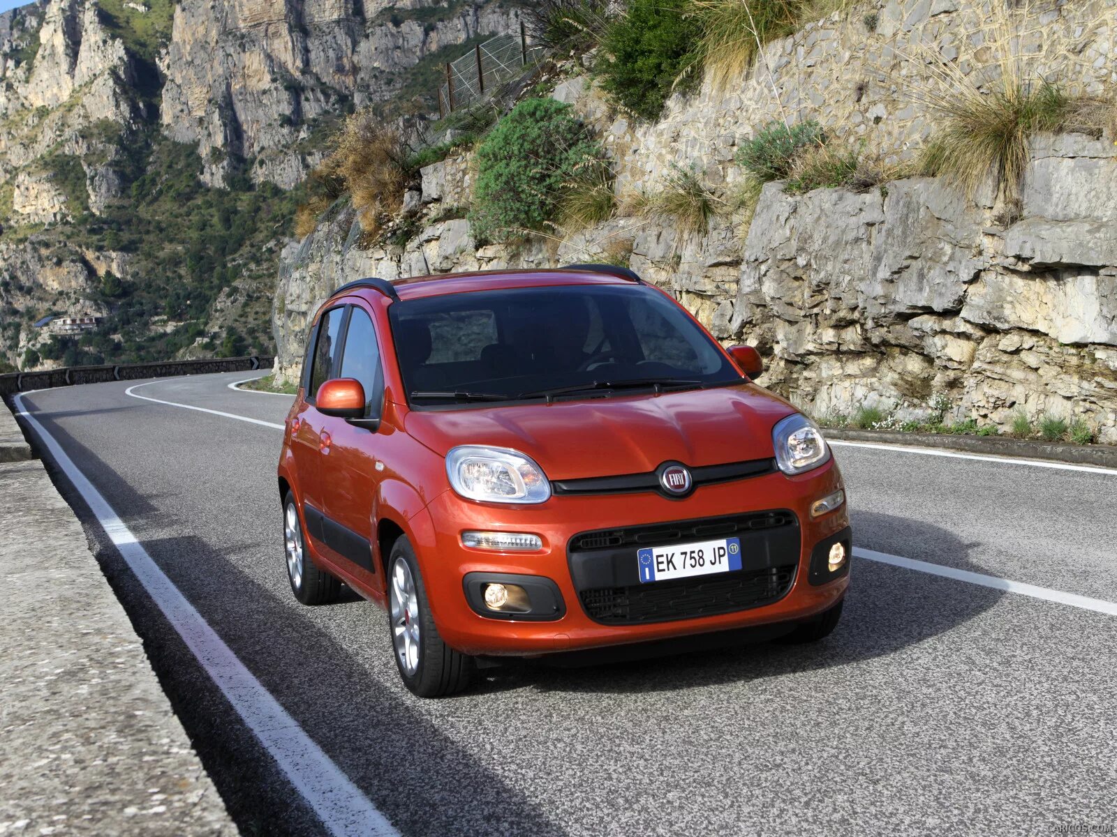Малолитражки фиат панда. Машина fiat qubo. Fiat 500l. Fiat 500l 2012. Автомобили фиат фото.
