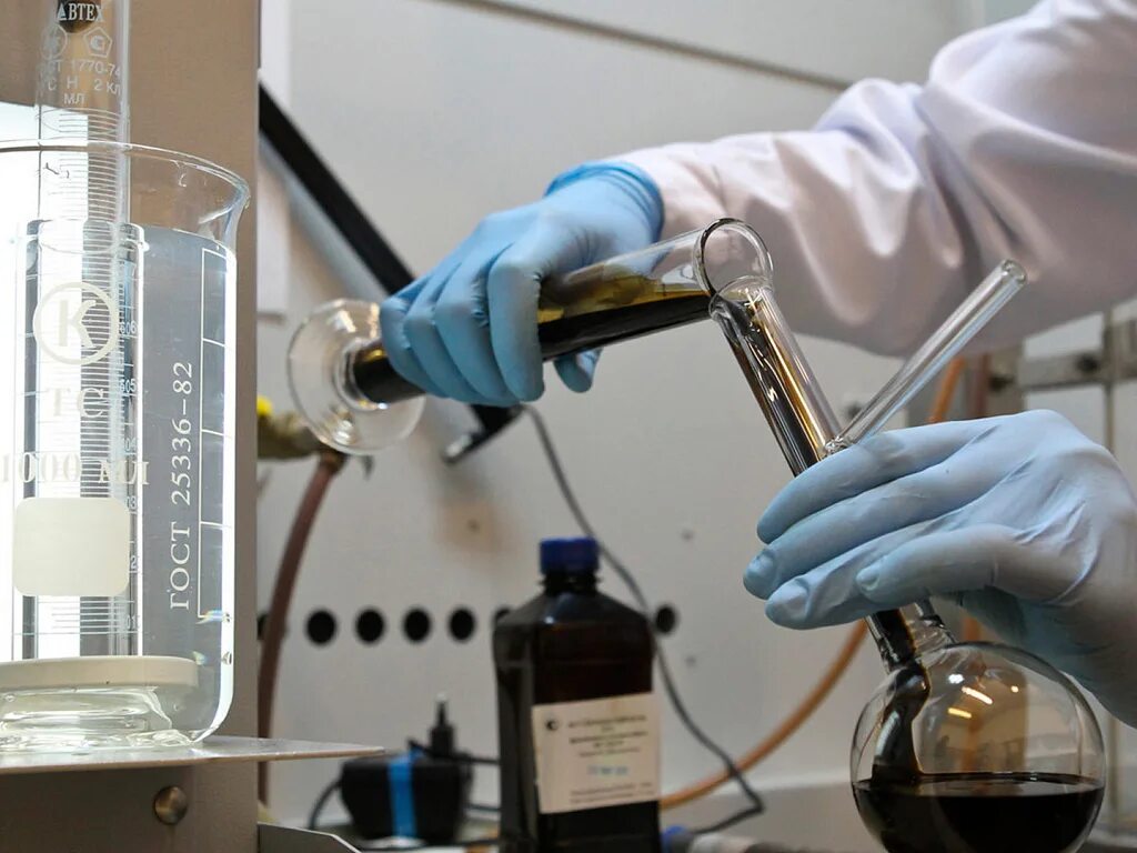 Нефть в колбе. Нефтепродукт масло. Прозрачная нефть. Раствор нефтепродукта. Исследование нефтепродуктов и горюче-смазочных материалов.