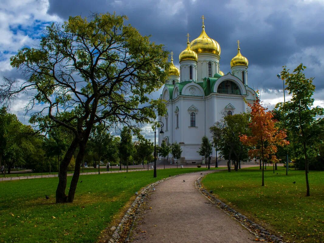 Дорога к церкви. Тропинка к храму. Дорога к храму. Красивая дорога к храму. К храму вела