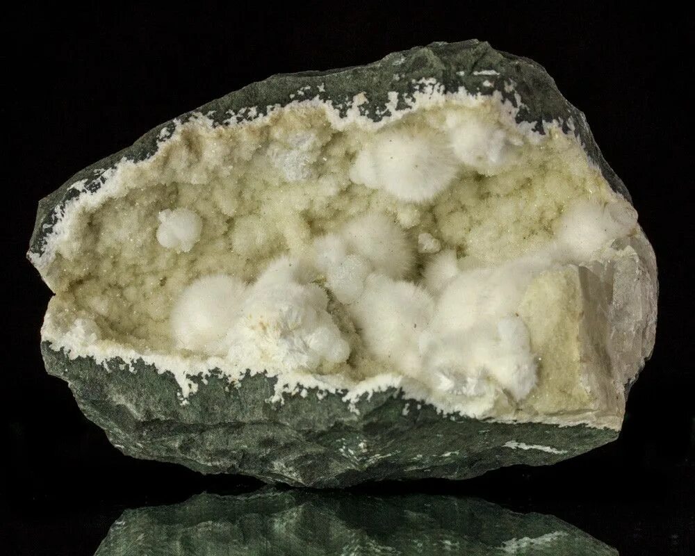 Кипящие камни. Цеолит минерал Кристалл. Цеолит вулканический минерал. Кальцид жеода. Низкокремнеземные цеолиты.