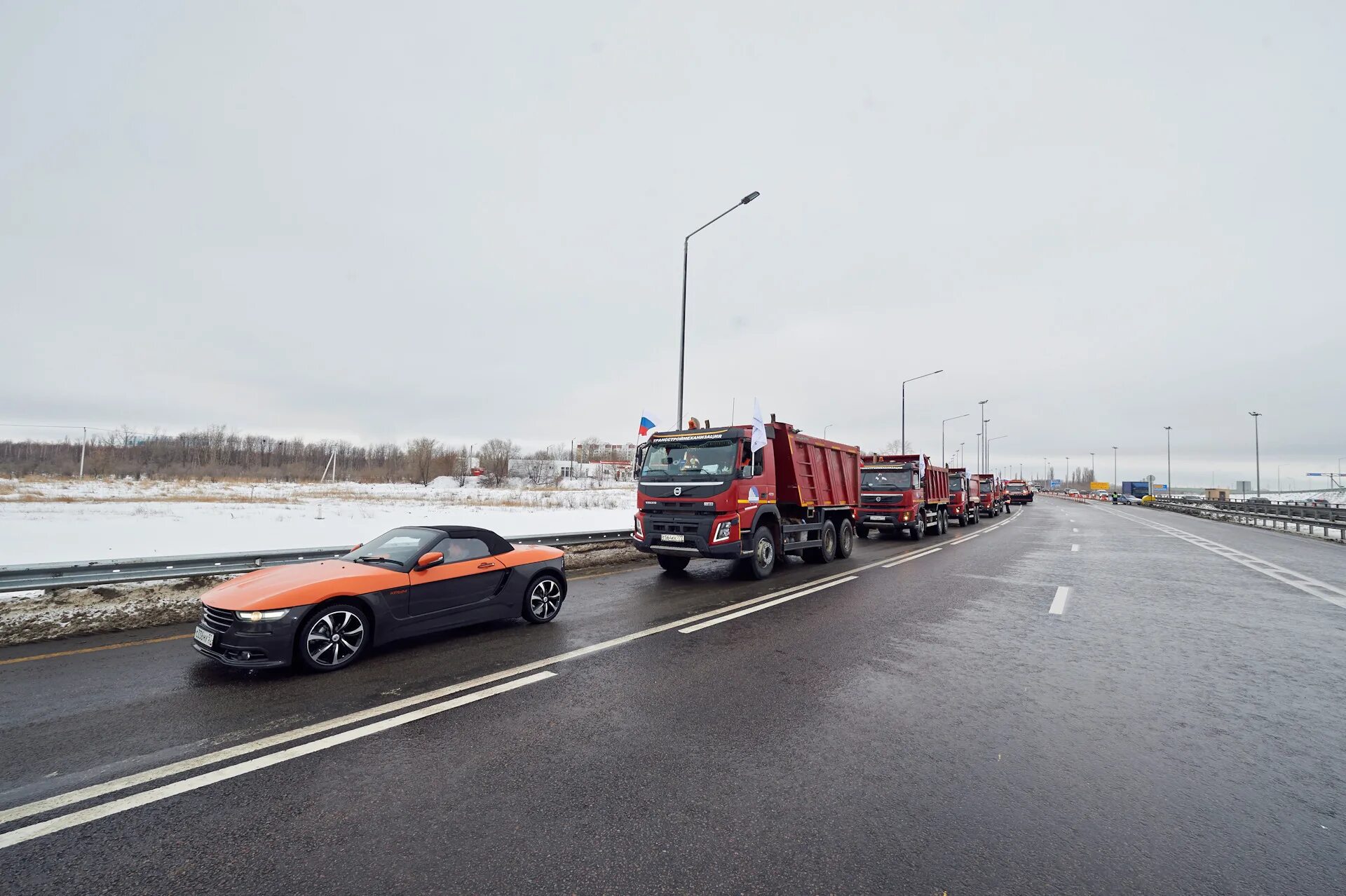 Дорожные испытания автомобиля. Дорожные испытания автомобиля. Испытания автомобилей на полигоне. Ленд ровер полигон новая рига. Торможение с абс и без.