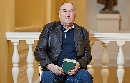 Египетская сила!". На каких автомобилях ездят Волкова, Дронов, Дужников и другие