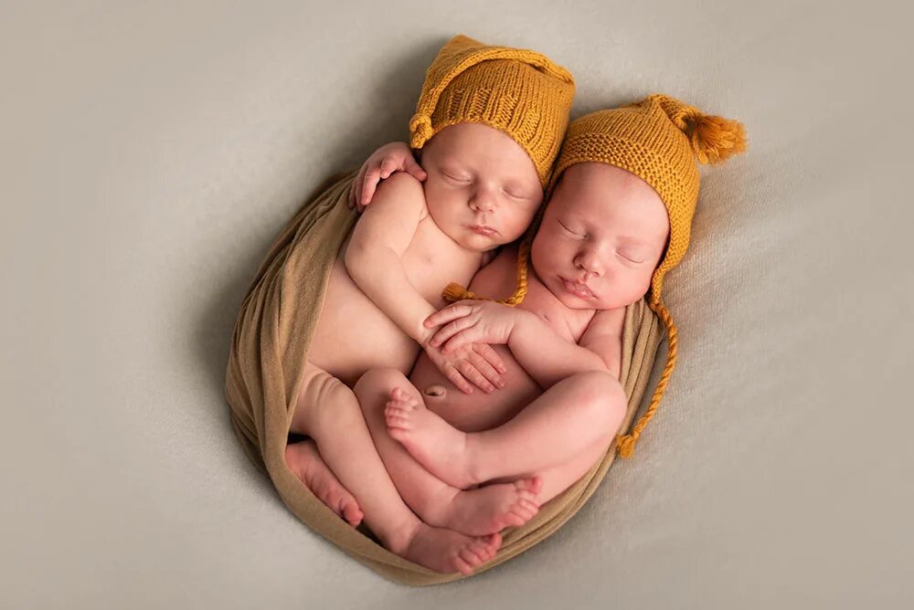 Младенцев двойняшек голенькими. Двойняшки и близнецы. Мама с двойняшками фотосессия. Книга про двойняшек. Лайфхаки для двойни.