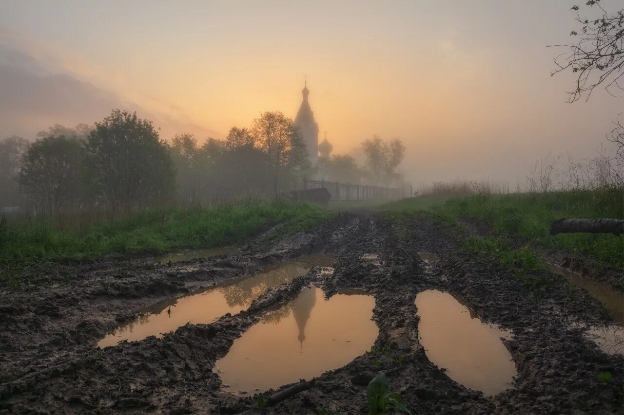 Усталая мокрую землю. Грязная дорога. Сельская дорога. Грязь слякоть. Лужа в поле.