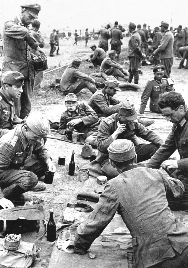 Плен 1942. Лагерь советских военнопленных 1941. немецкие военнопленные 1945 лагеря. лагерь немецких военнопленных 1942. пленные немцы в вов 1941-1945.