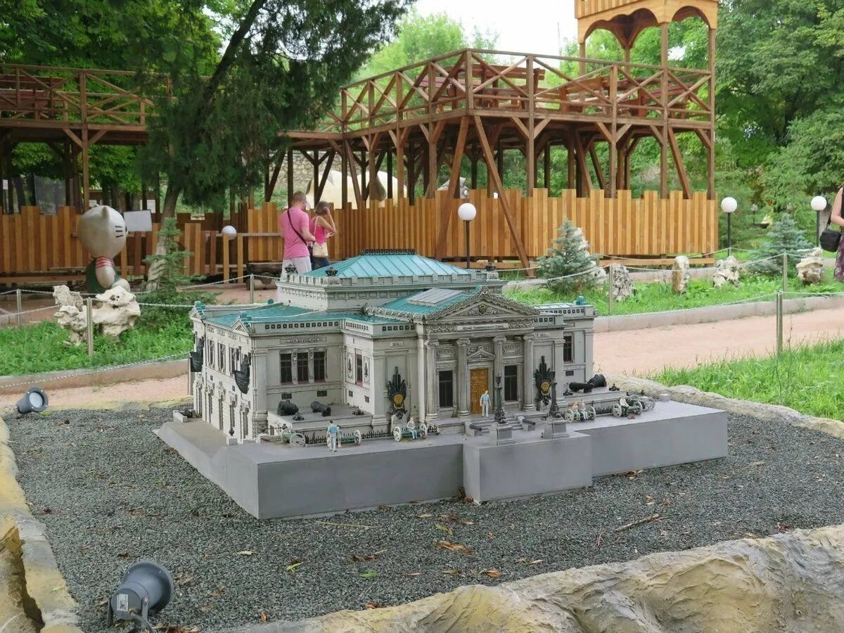 Парк миниатюр бахчисарай 2023. Бахчисарайский парк миниатюр. Бахчисарайский парк крым в миниатюре на ладони. Бахчисарайский парк крым в миниатюре на ладони. Севастополь в миниатюре.