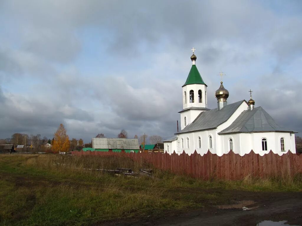 Храм Архангела Михаила в Зуевке Кировской области. Кировская область г Зуевка церкви. Церковь Михаила Архангела Киров. Памятники в городе Зуевка Кировской области.