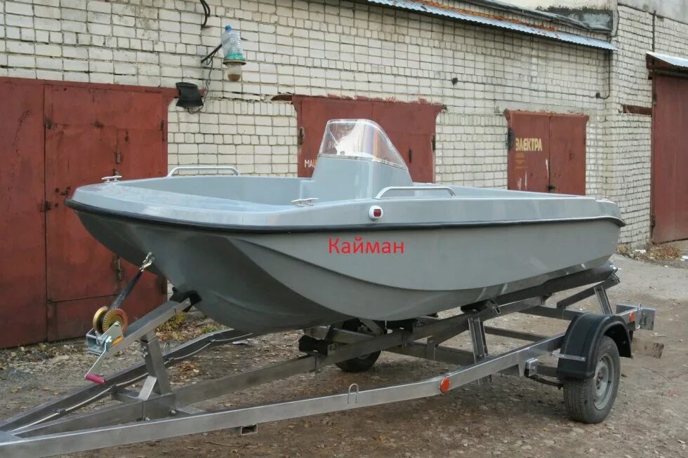 Купить лодку под мотор 5 л с. Пластиковая лодка Кайман 250. Лодка Кайман 4 метра. Кайман 250 стеклопластиковая лодка. Кайман 350.