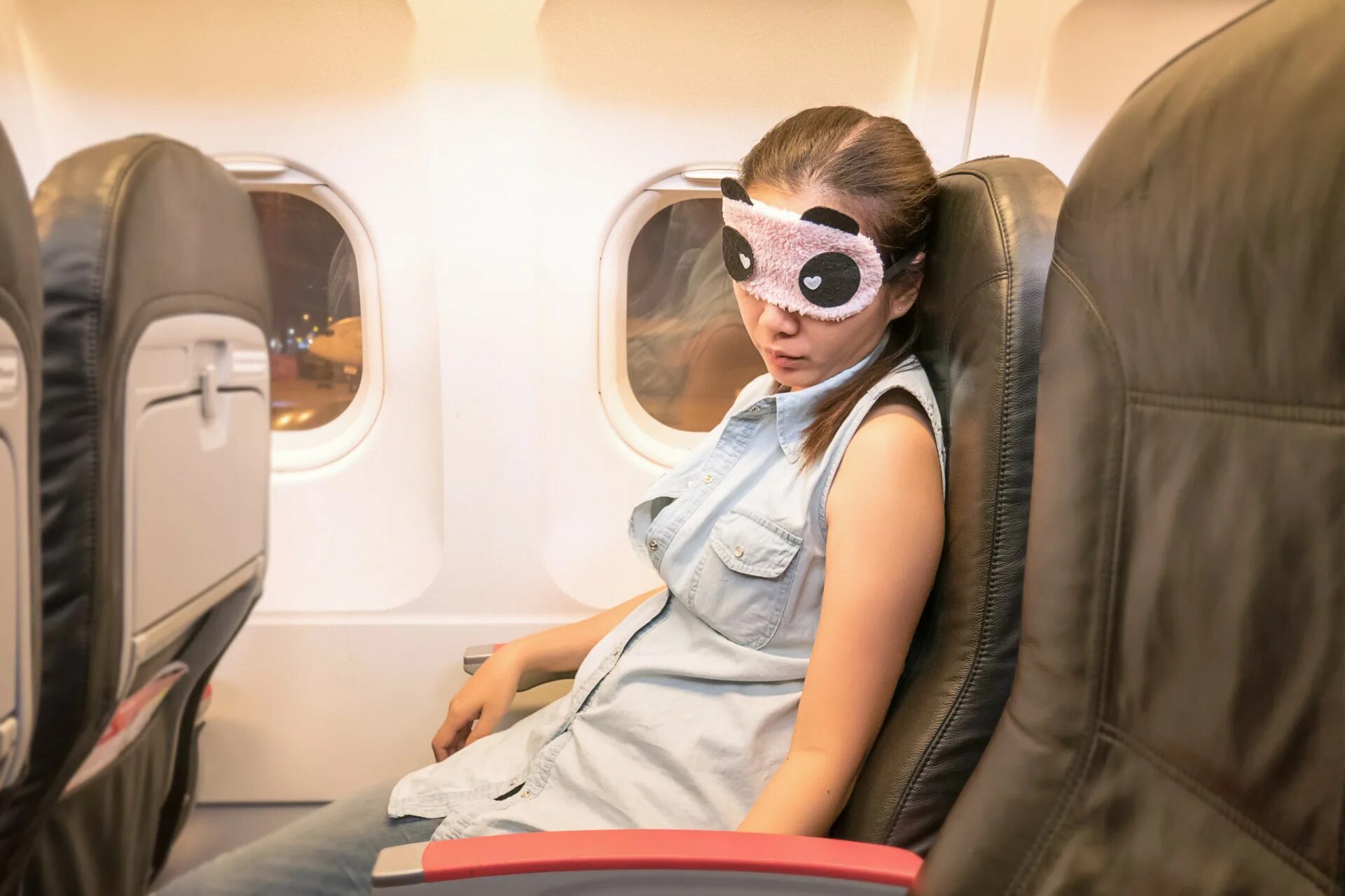 Sleeping on the plane. Подушка для самолета. Музыка релакс для самолета. Девушка в самолете. Air trip.