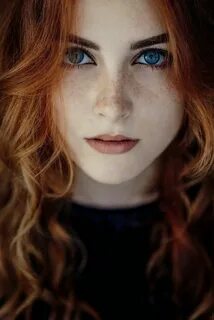Рыжая девушка с голубыми глазами