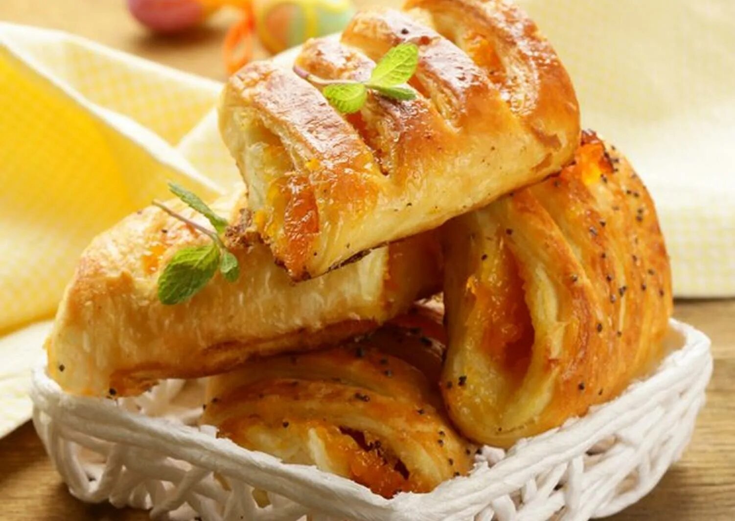 Грудка в слоеном тесте в духовке. Грудка в слоеном тесте в духовке. Грудка в тесте в духовке. Куриный рулет в тесте. Слоёные пирожки с курицей и сыром.