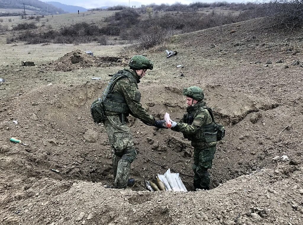 Сколько российских миротворцев в карабахе. Миротворцы в Нагорном Карабахе. Нагорный Карабах миротворческие войска. Российские миротворцы в Нагорном Карабахе. Саперы в Карабахе 2020.