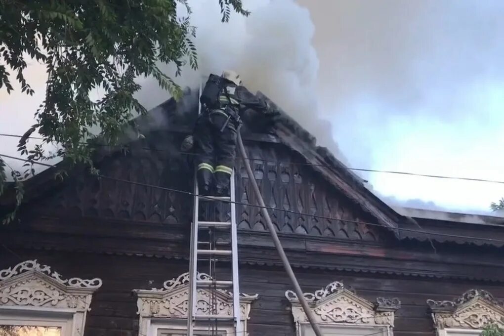 Пожар на больших исадах астрахань вчерашний. Пожар на больших исадах астрахань. пожар на красной набережной 50 в астрахани. пожар астрахань сейчас красная набережная. сгоревший купеческий дом на красной набережной астрахань.
