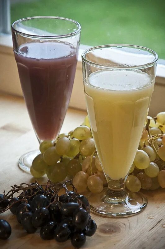 Виноградный сок. Свежевыжатый виноградный сок. Виноград сок. Виноградный сок светлый.
