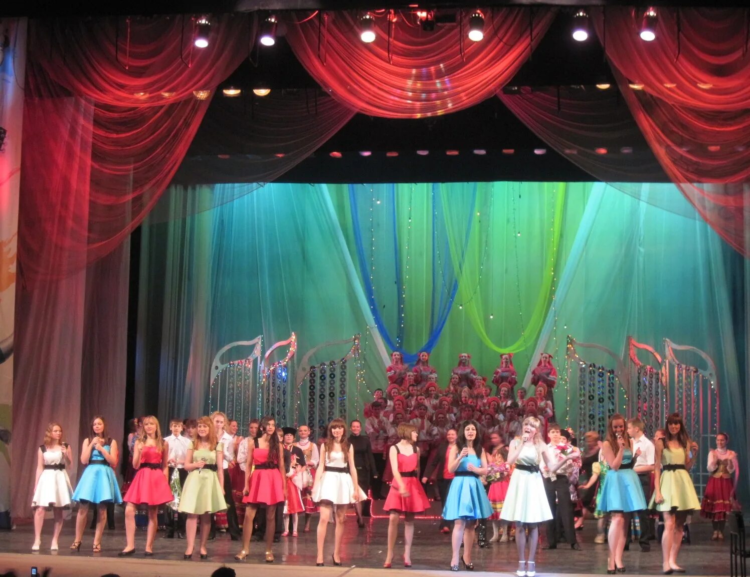 дети выступают на сцене. детские песни для выступления. эстрадный вокал дети. непоседы детский вокальный ансамбль. фон для детской школы искусств.