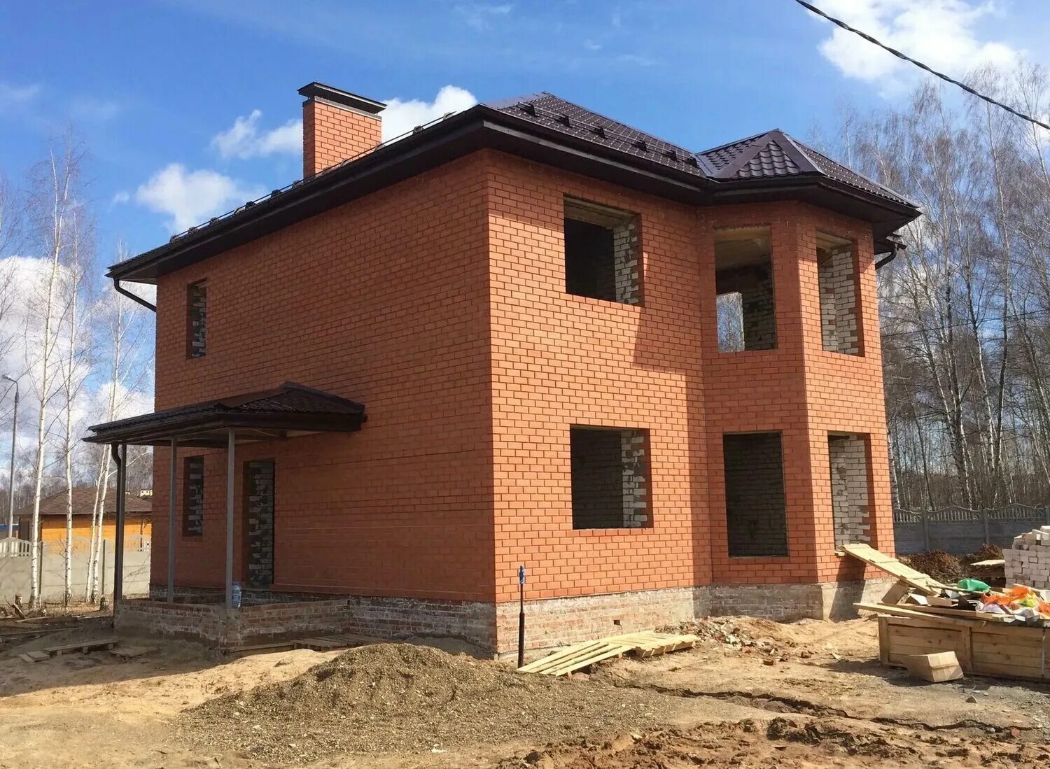 Строящийся дом из кирпича. Постройки из кирпича. Дом из кирпича стройка. Здания построенные из кирпича. Кирпичный дом.
