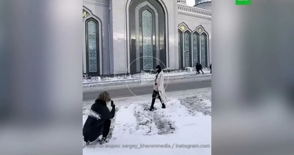 Блогерша на фоне мечети. Девушка на фоне мечети в казани. Девушка танцует на фоне мечети. Rezeda певица. Танцует перед мечетью.