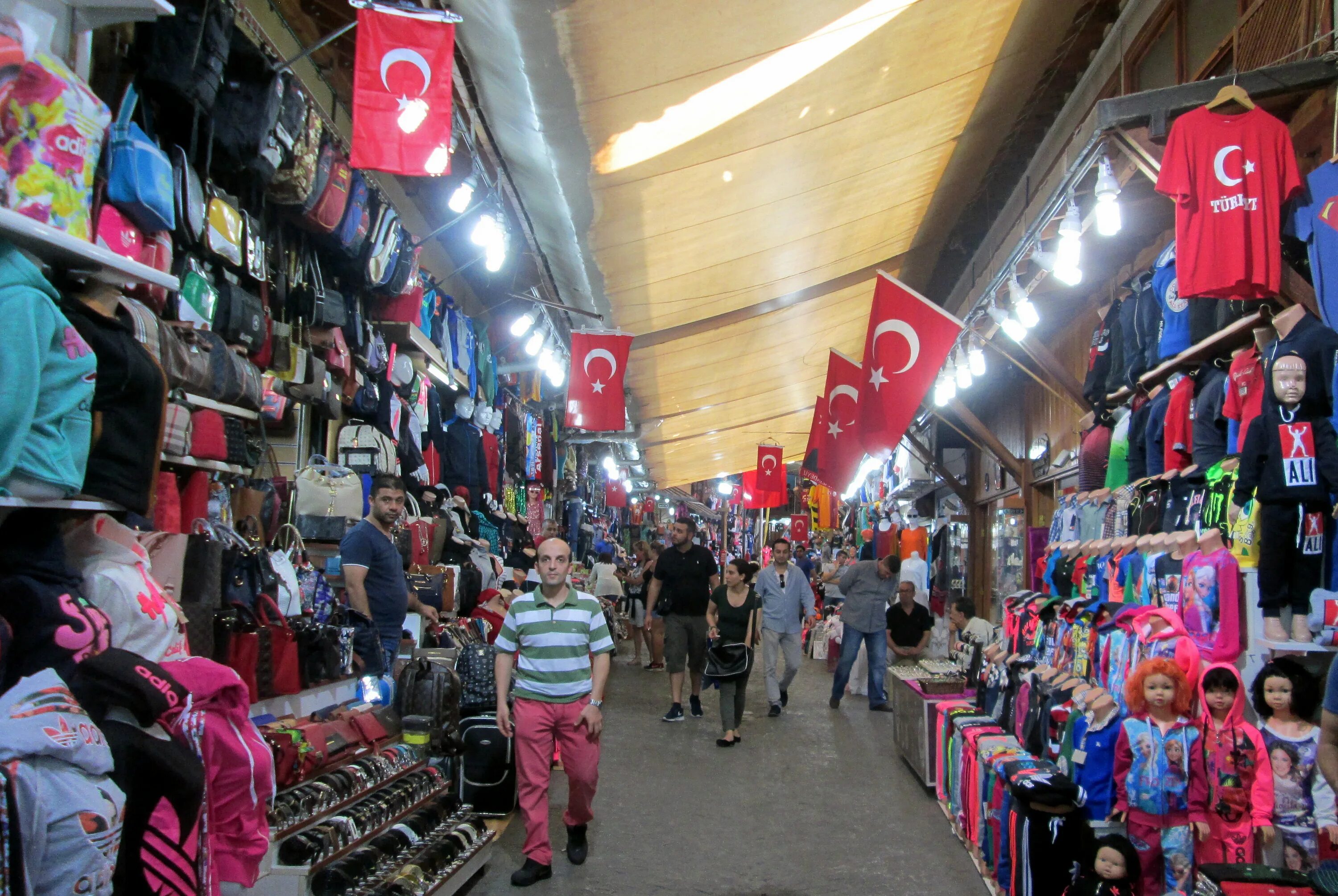 Турецкий вещевой базар в Анталии. Вещевой рынок Анталия Алтынкум. Турция Анталия рынки.