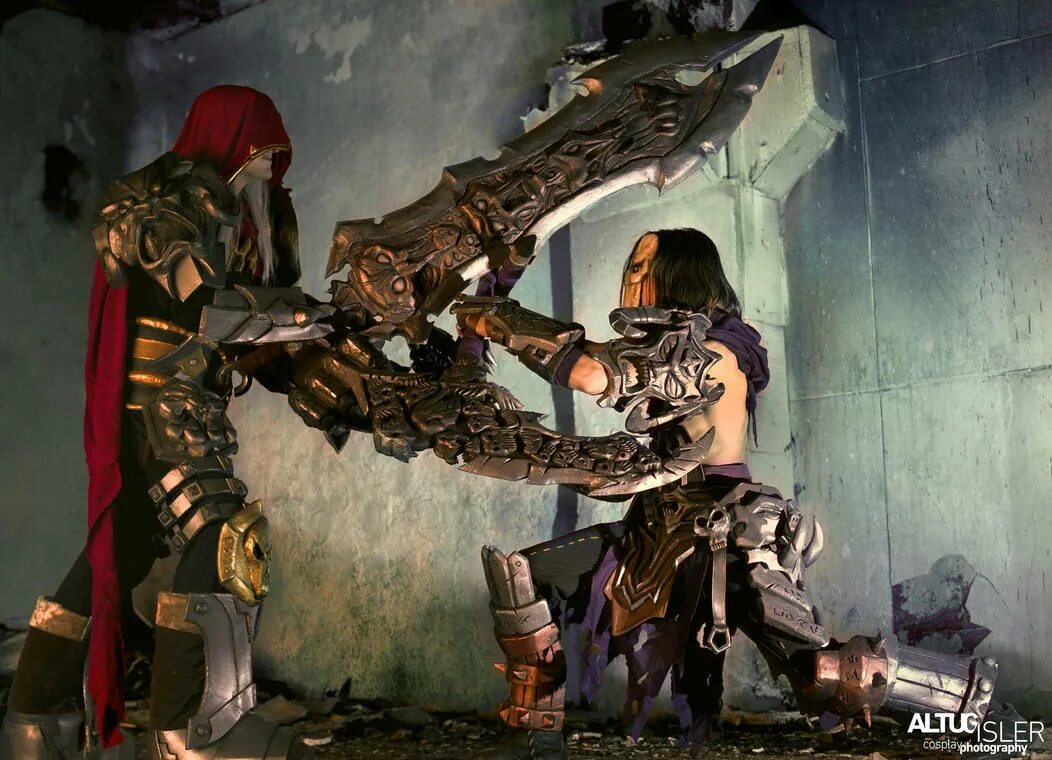 Vs death battle. Darksiders косплей. Дарксайдерс смерть косплей.