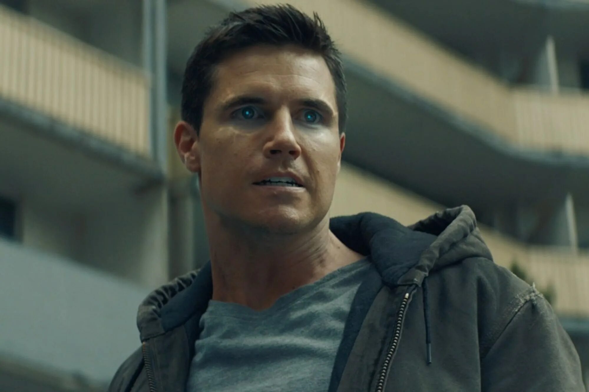 Код 8. Робби Амелл Крис Редфилд. Робби Амелл 2019. Код 8 фильм 2019. Код 8 Robbie Amell.