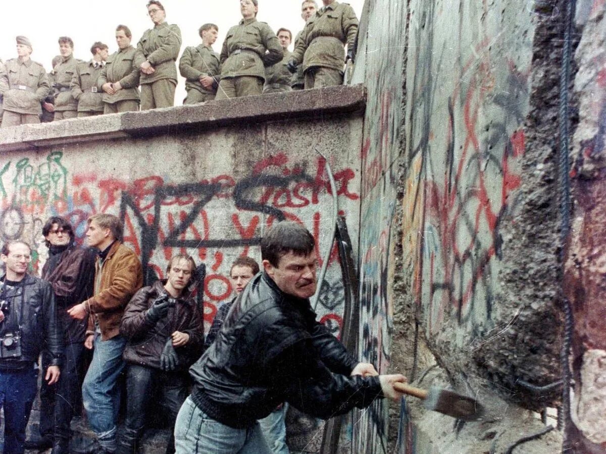 Крушение берлинской стены. Разрушение берлинской стены 1989. 9 ноября 1989 берлинская стена. берлинская стена гдр. берлинская стена солдаты.