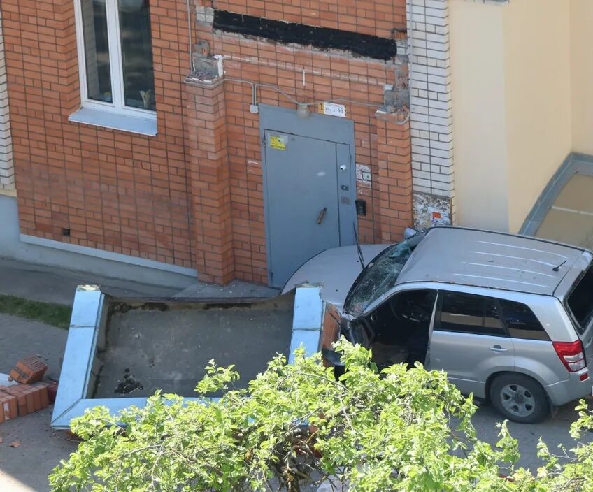 Чтобы пройти от подъезда до машины. Машина в подъезде. машинный подъезд. иномарка возле подъезда. машина у подъезда россия.
