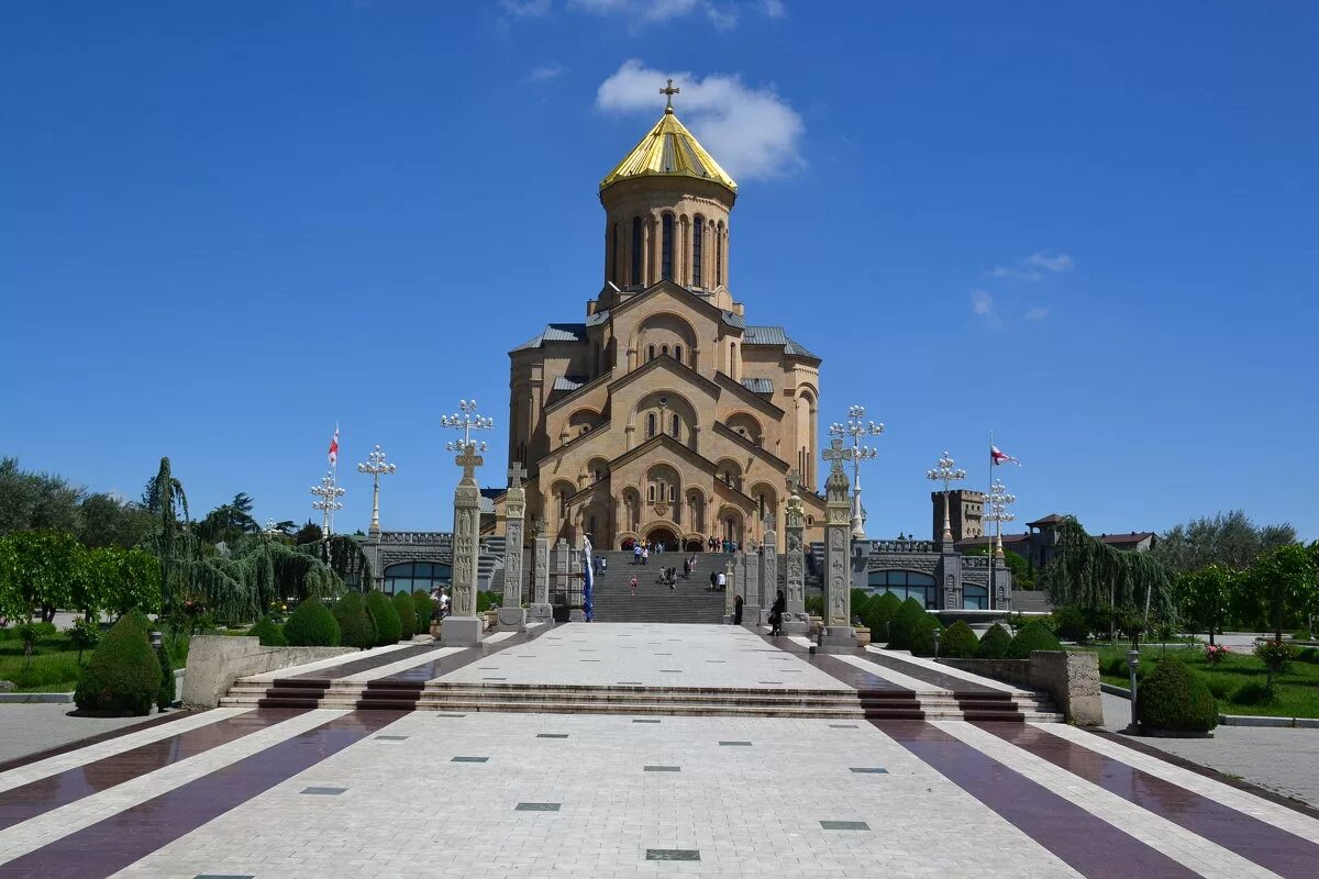 Собора святой троицы «самеба». Цминда самеба тбилиси. Собор цминда самеба. Собор цминда самеба. Цминда самеба тбилиси.