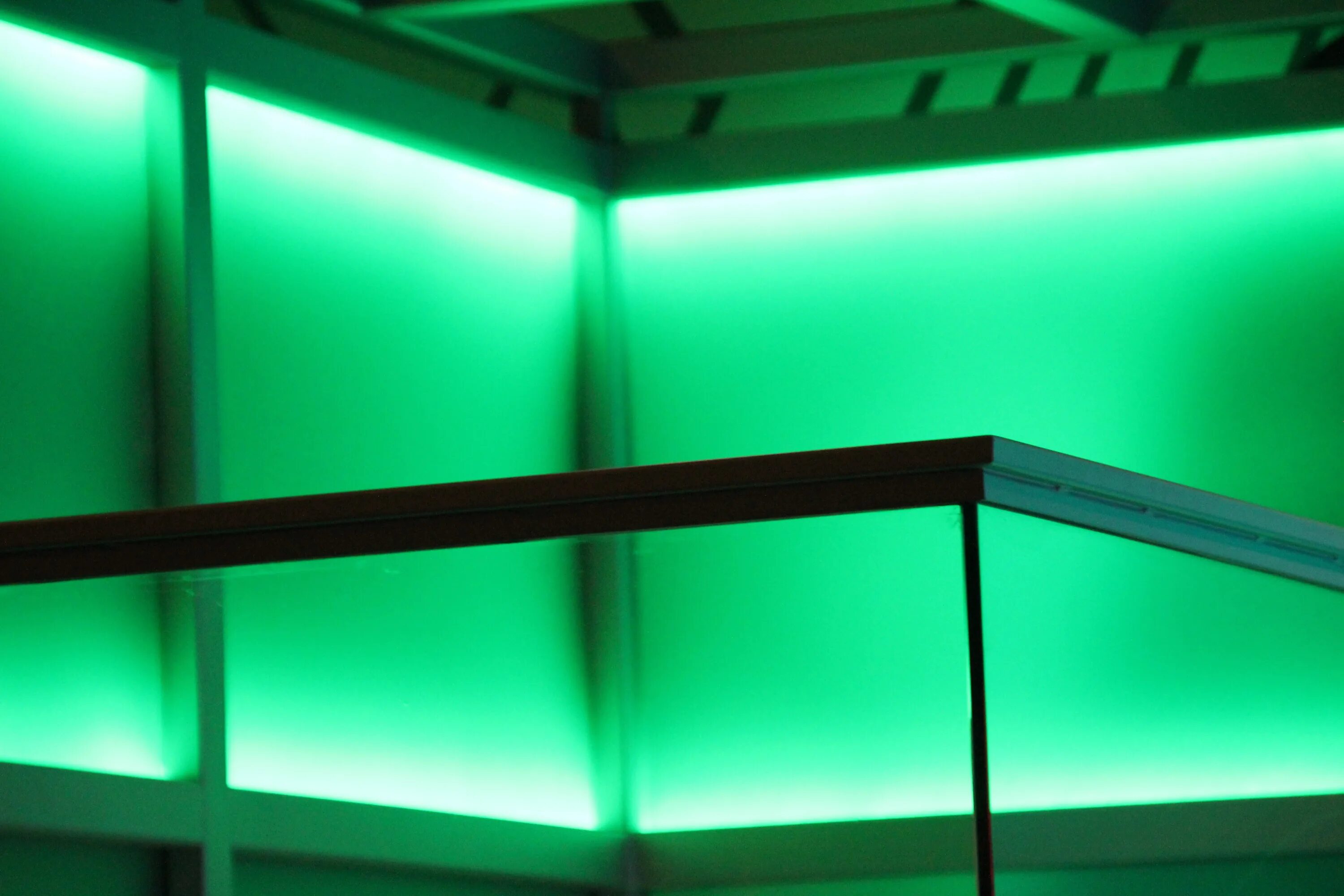 Под зеленым светом 25. Зеленое освещение. Под зелёным светом. Свет для выставочного оборудования. Подсветка для выставочного модуля.