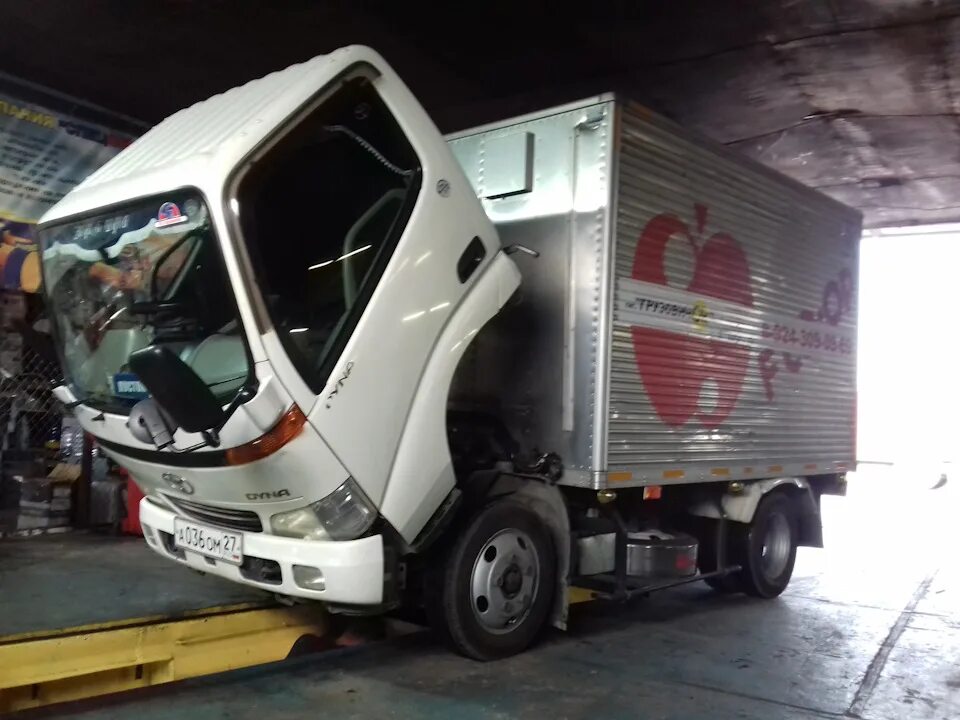 Toyota Dyna ДТП. Будка Dyna ДТП. Замена масла Тойота Дюна. Тойота Дюна грузовик 2001 как поменять масло в коробку. Hyundai mitsubishi