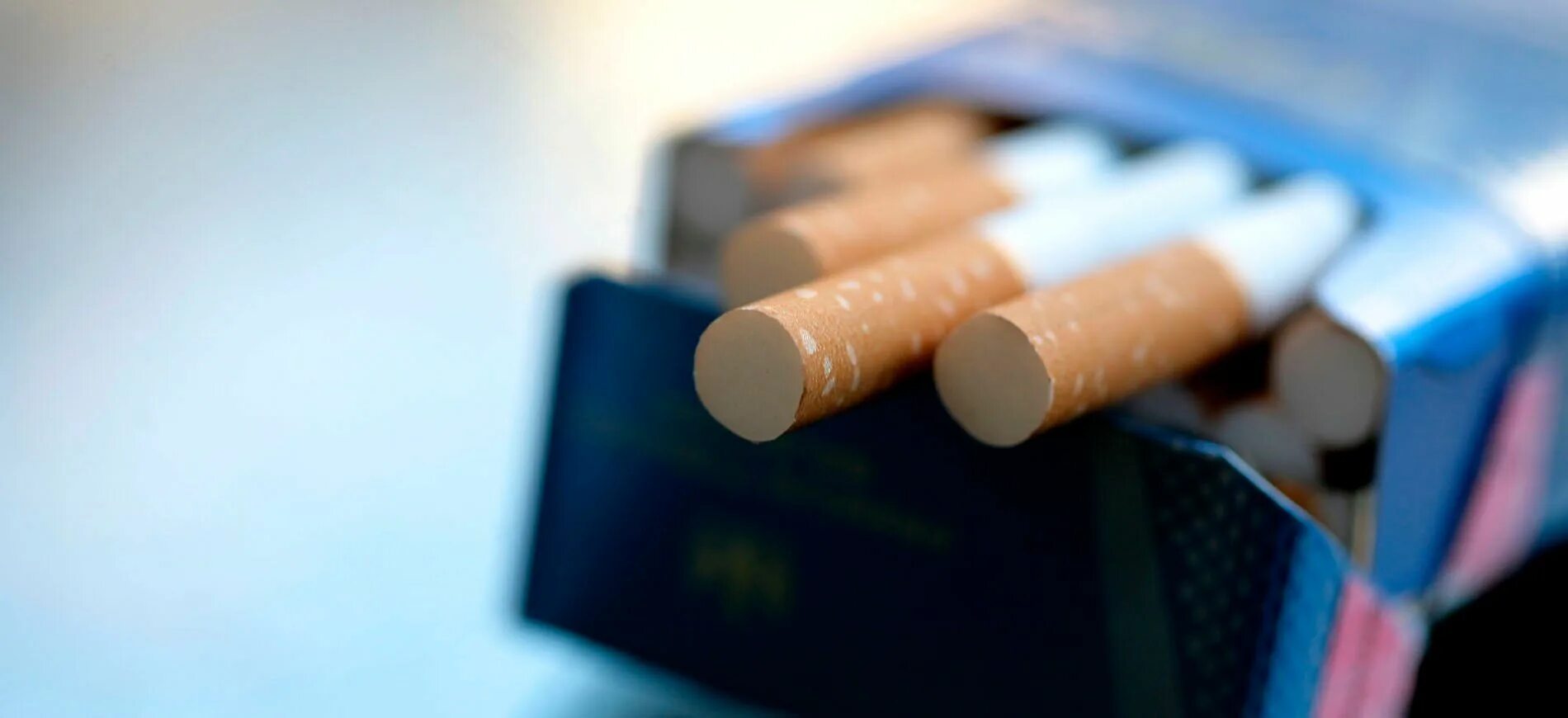 Электронная сигарета и обычная. Безвредные сигареты. Курение картинки. Сигарета на белом фоне. Никотиновые сигареты.