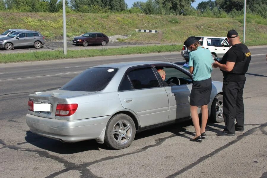 Арест автомобиля должника. Арест автомобиля. Приставы автомобиль. Конфискация машины. Арест автомобиля судебными приставами.