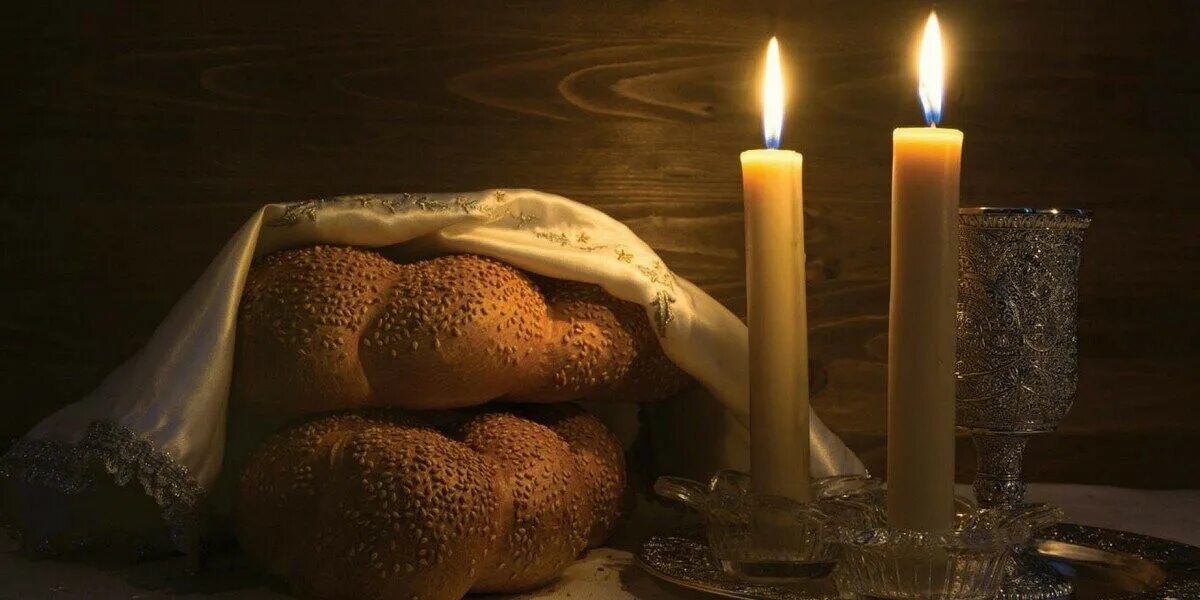 Стопка с хлебом. Шабат у евреев. Куда деть поминальный хлеб. Куда деть поминальный хлеб. Поминальный хлеб.