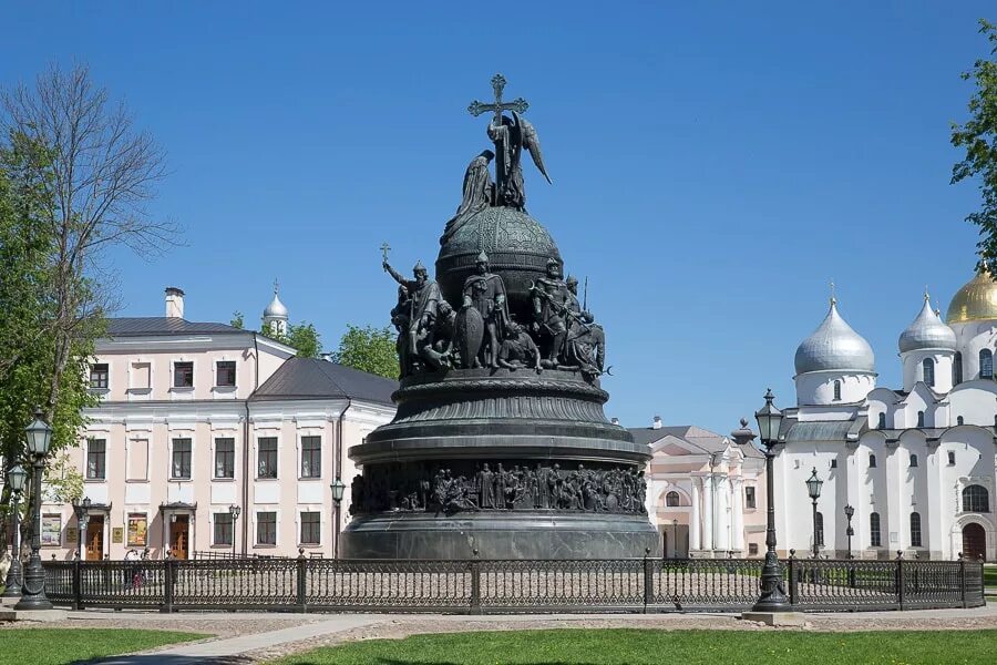 Достопримечательности новгорода за 1 день. Великий Новгород монумент тысячелетие России. Памятник тысячелетия России в Великом Новгороде. Великий Новгород. «Тысячелетие Руси».. Великий Новгород тысячелетие Руси Новгород памятник.