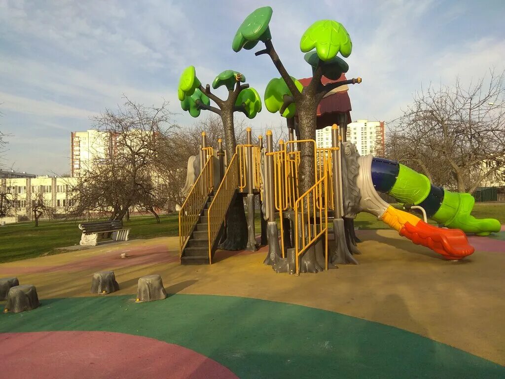 парк «angry birds» доха. современная детская площадка. высокие детские площадки. деревянная детская площадка. огромные детские площадки.