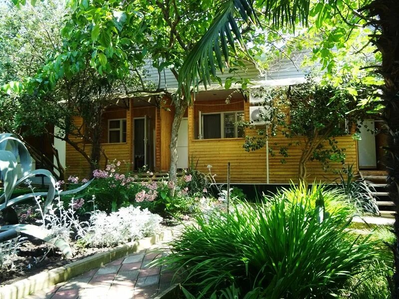 гостиничный дворик лоо. гд уют лоо. гд уют лоо. лоо уютный. лоо уютная лагуна гостевой дом.