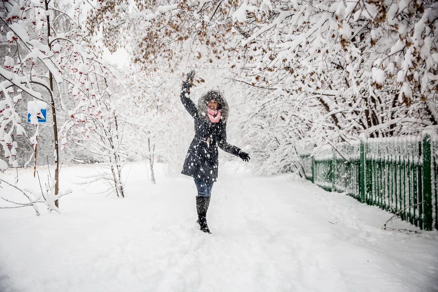 Мемы про весну. Москва сейчас. Девушка с короткими волосами сильный снег. Когда закончится идти снег. Когда закончится идти снег.