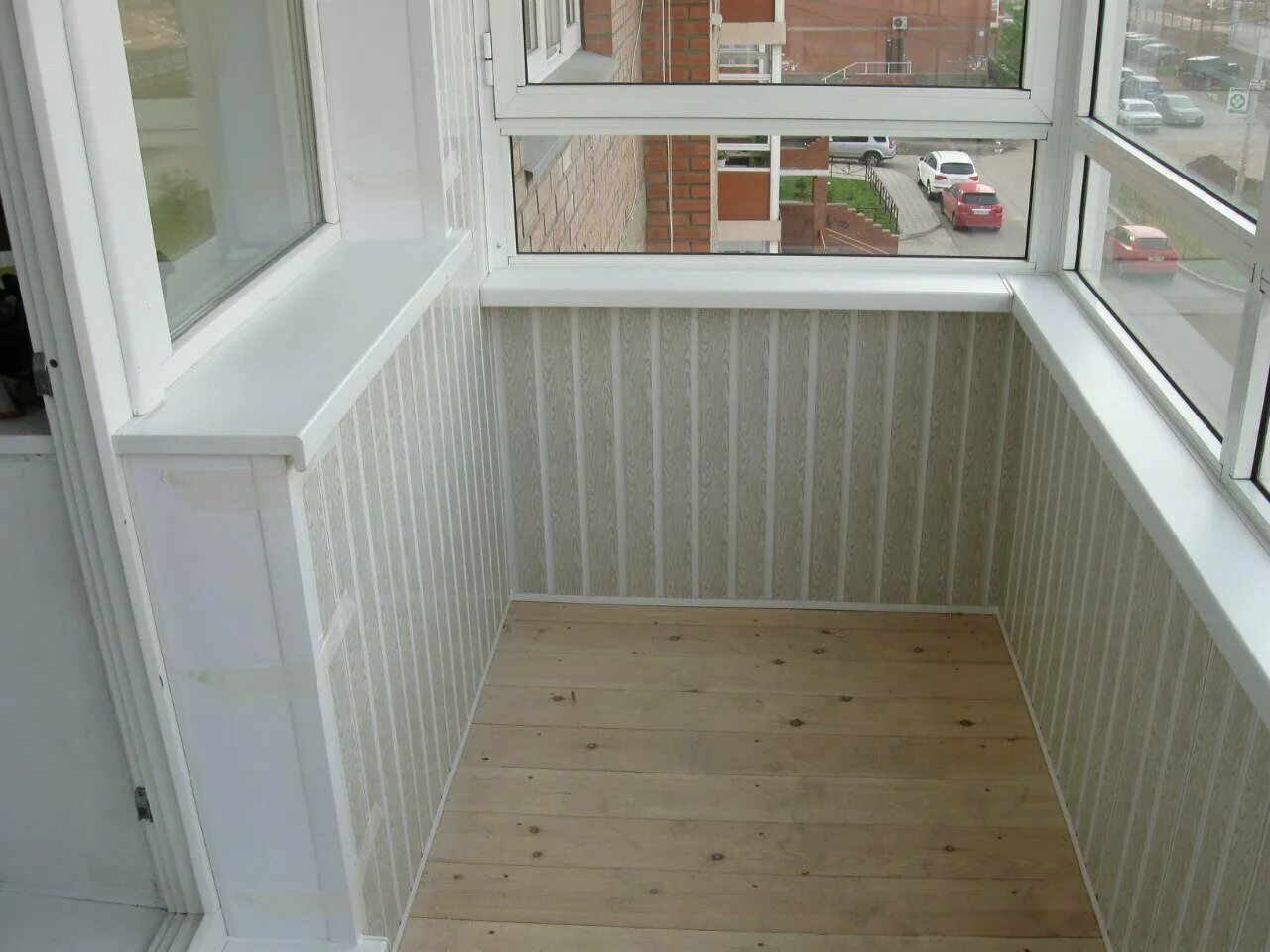 пластиковые панели для балкона. застекленный балкон внутри. обшивкаболкона пластиком. пластиковый балкон. пластиковый балкон что делать.