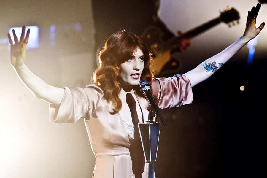 Florence the machine call me. Флоренс Уэлч. Флоренс энд зе машин группа. Флоренс Уэлч Эстетика. Флоренс энд зе машин солистка.