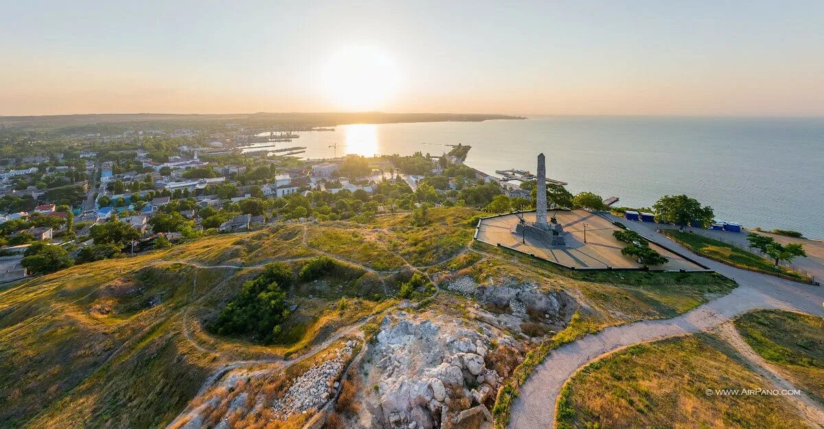 Керчь крымская республика. Митридат керчь. Керчь город порт. Керчь фото города. Город керчь достопримечательности.