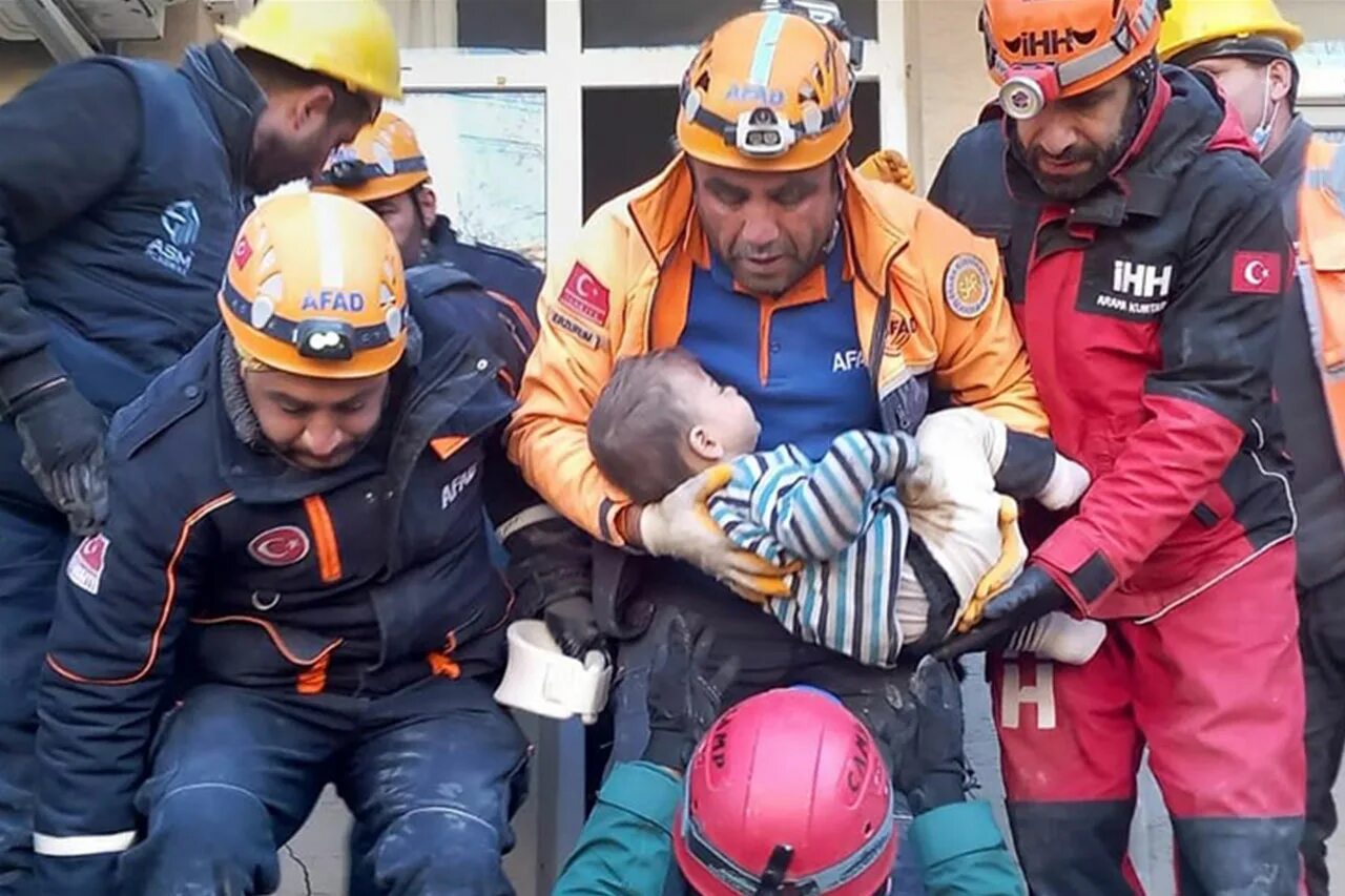 Спасенные землетрясение. Спасение из под завалов в Турции. Турецкие дети под завалами. Турция землетрясение спасенные.