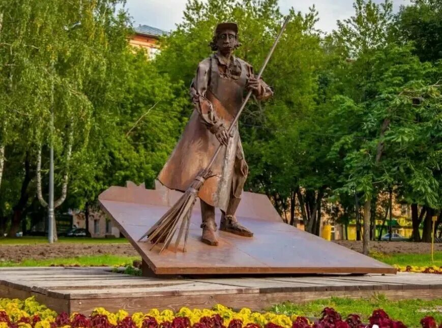 Памятник на день рождения. Памятник на день рождения. Памятник котенку с улицы лизюкова в воронеже. Мамаев курган памятник. Современные надгробия.