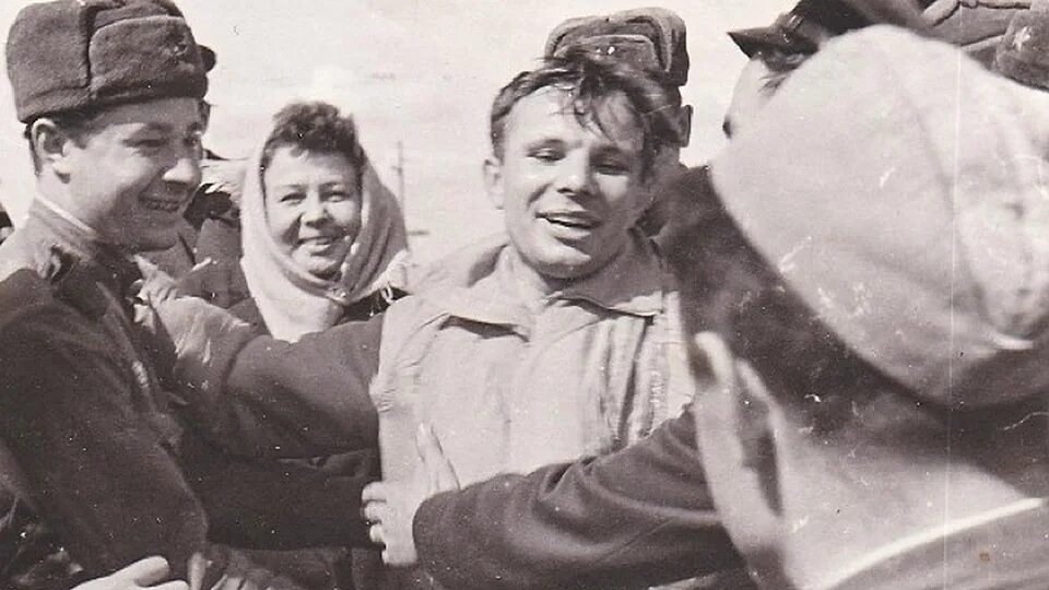 Я горю прощайте товарищи. Фото Гагарина после приземления. Первые кадры Гагарин после полета.