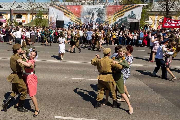 Празднование дня победы в городе. Празднование дня Победы. Празднование дня Победы в СССР. Народные гуляния 9 мая. День Победы народные гуляния.