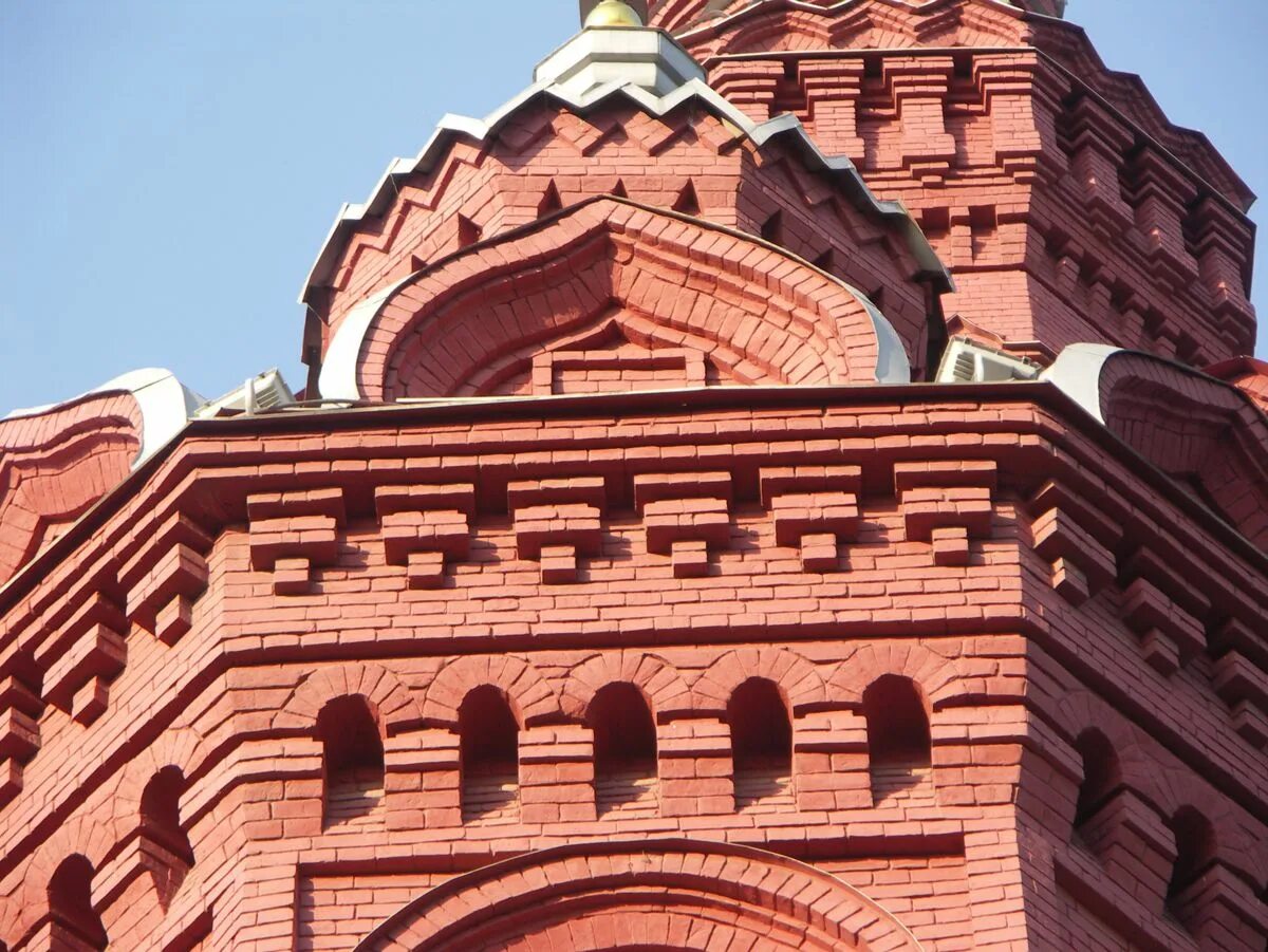 Церковь из красного кирпича