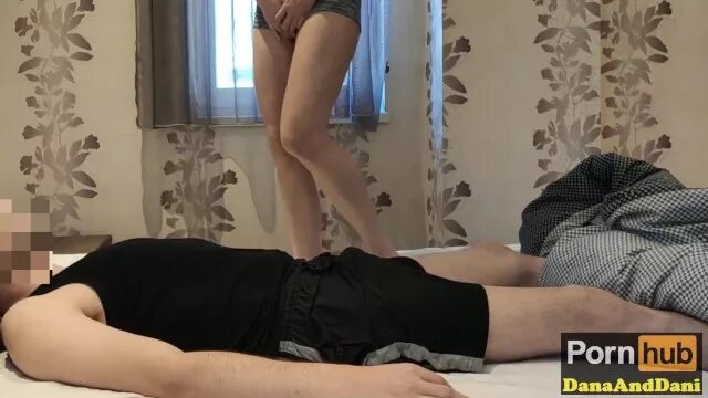 Туалет закрыт, а писать ужасно хочется - поссала на спящего брата