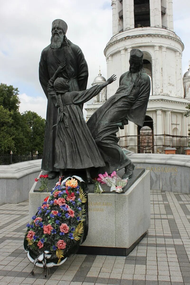 Памятник новомученикам в шуе. Статуя свободы в респираторе. Карпинск памятник павшим за власть советов. Статуи палов. Статуи палов.