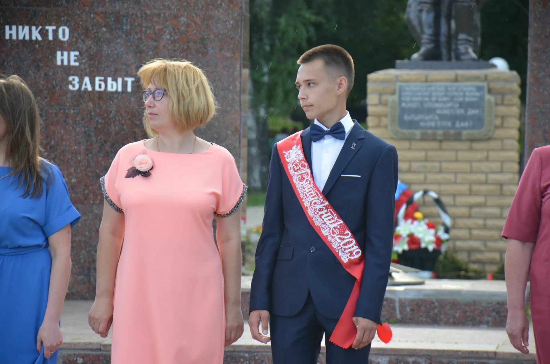 Савицкая надежда петровна воронеж. Платье учителю на выпускной в школе. Платье на выпускной для учителя. Учителя на выпускном вечере. Одежда на выпускной для родителей.