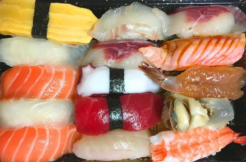 Температура после суши. Суши с сырой рыбой. Паразиты от роллов и суши.